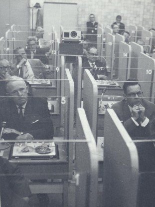 Demonstratie talenpracticum in koetshuis voor bedrijfsdirecteuren